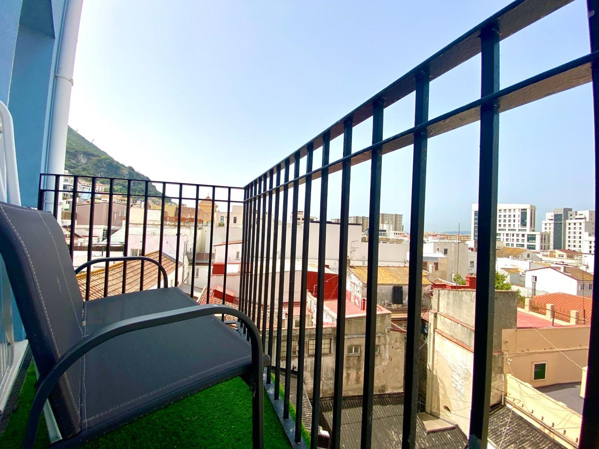 Stunning City Centre Penthouse With Private Balcony - Grand Central House Gibilterra Esterno foto